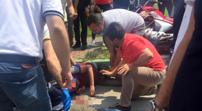 Motosikletliler ambulansa çarptı! Yer Bursa...