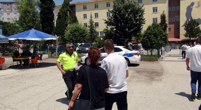 Sınava polis sirenleriyle gitti!