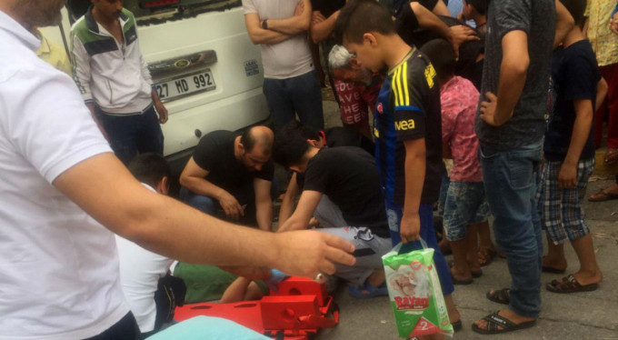 Araca çarparak camdan içeri girdi!