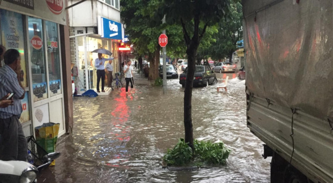 Bursa'da yağmur hayatı felç etti!