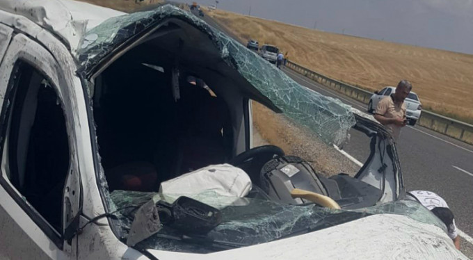 Hafif ticari araç refüje çarptı: 1 ölü, 3 yaralı