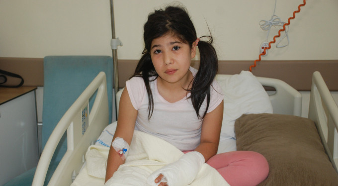 Neredeyse parmağı kopuyordu!