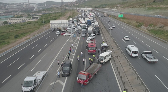 Zincirleme kaza oldu, trafik böyle durdu!