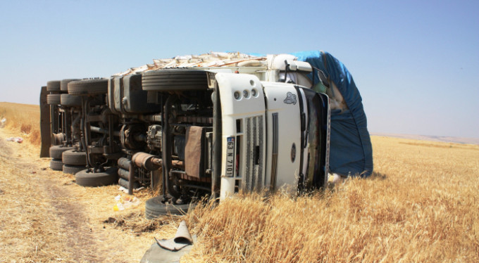 Saman yüklü kamyon işçilerin üzerine devrildi: 7 yaralı