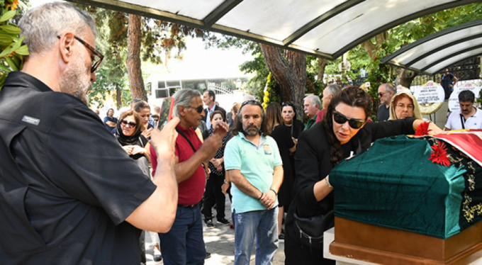 Enis Fosforoğlu'nun cenazesinde tartışılan fotoğraf