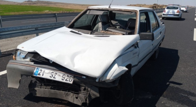 Lastiği patlayan araç refüje çarptı!