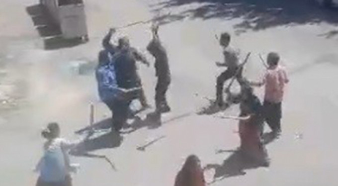 Kadın, erkek, çoluk çocuk birbirine girdi!