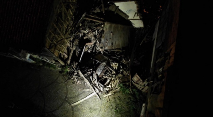 İki katlı boş ahşap bina çöktü