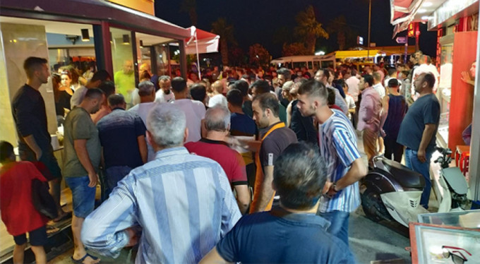 Turistlerin önünde silahlı kavga!
