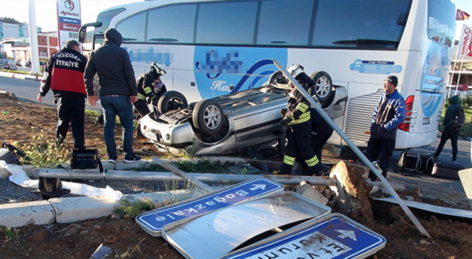 Yolcu otobüsü ile otomobil çarpıştı: 3 yaralı !