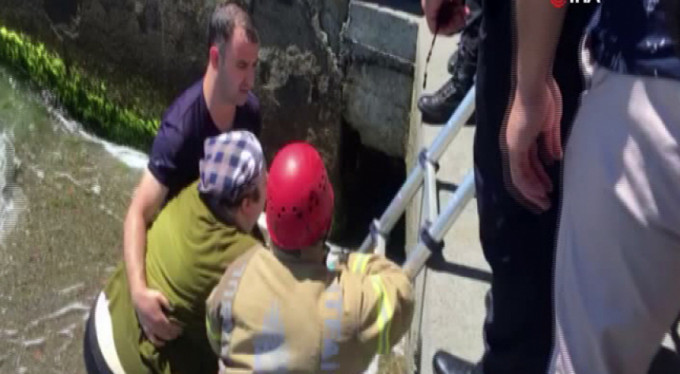 Sahilde büyük panik! Denize düştü...