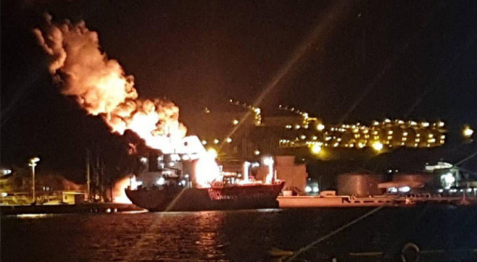 İzmir'de gemi yangını!