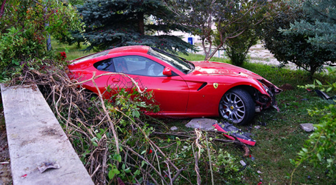 Lüks otomobille bahçeye uçtu!