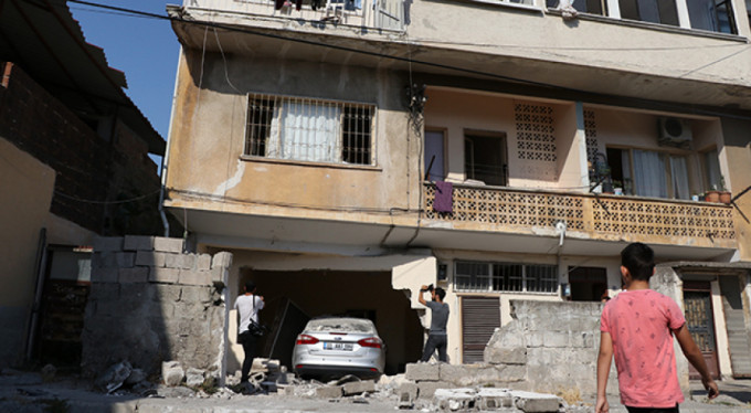 Fren yerine gaza bastı, eve girdi!