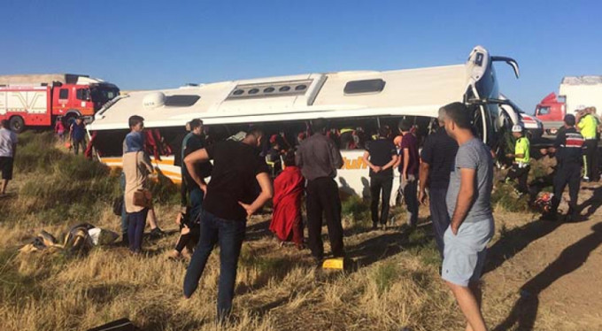 Yolcu otobüsü devrildi: 15 yaralı