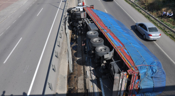 Bursa'da tır devrildi!