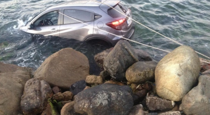 Denizi izlerken denize uçtular!