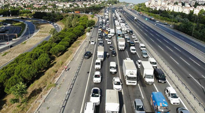 Kalp krizi geçirdi 6 araca çarptı!