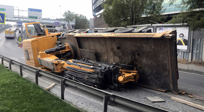 Yolu 1,5 saat trafiğe kapatan kaza!