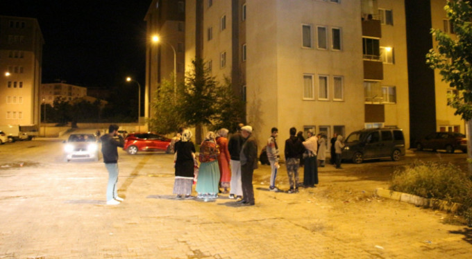 Korkutan deprem! Vatandaş sokağa döküldü