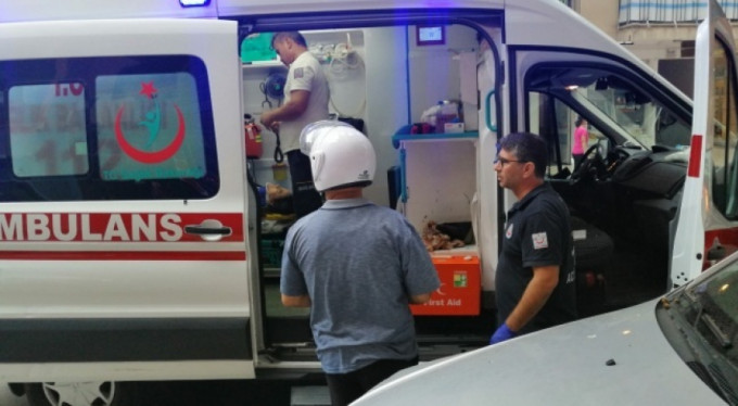 Kaskı kendine taktı, eşi canından oluyordu