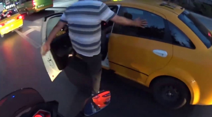 Taksiciyi böyle darp etti!