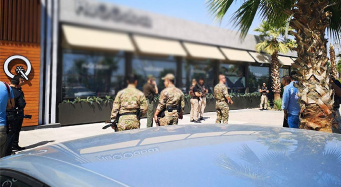 Türk çalışanların olduğu restorana saldırı!