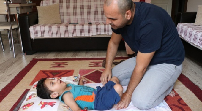 Engelli oğlunu terk etti, üstüne haciz gönderdi!