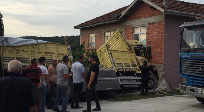 Kontrolünü kaybetti, eve daldı!