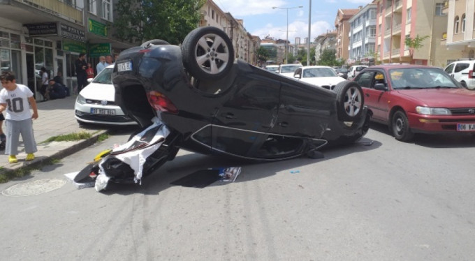 Yoldan çıkan otomobil takla attı!
