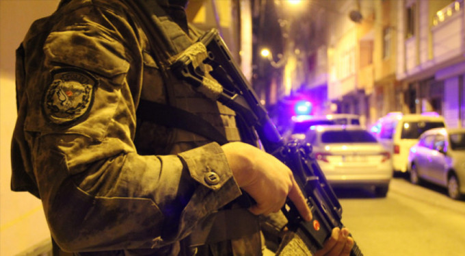 Polis ekiplerine el bombalı saldırı!