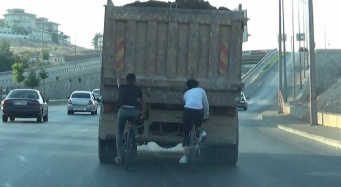 Ölüme böyle davetiye çıkardılar!