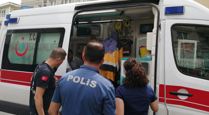 Alacaklının kafasını kaldırım taşıyla yardı