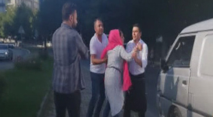 Kızına araba çarpınca sinir krizi geçirdi!