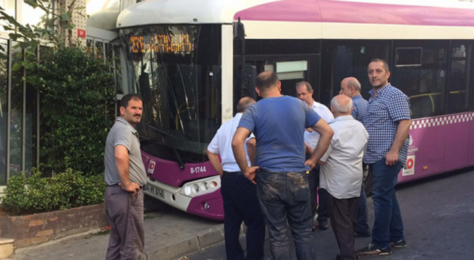 Freni boşalan otobüs iş yerine girdi!