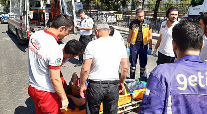 Tramvay ile motosikletli kurye çarpıştı!