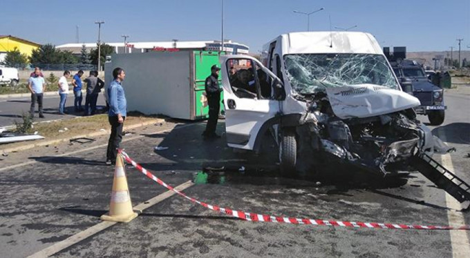 Polislerini taşıyan servis kamyonetle çarpıştı!