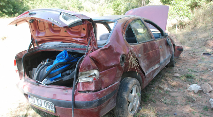 15 metreden şarampole uçtu! 2 kişi...