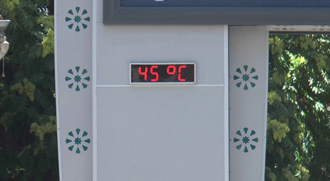Termometre 45 dereceyi gördü!