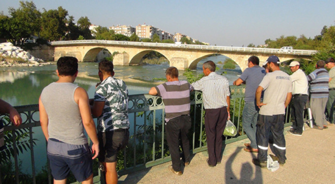 Yardım için ırmağa koştular, hayrete düştüler!