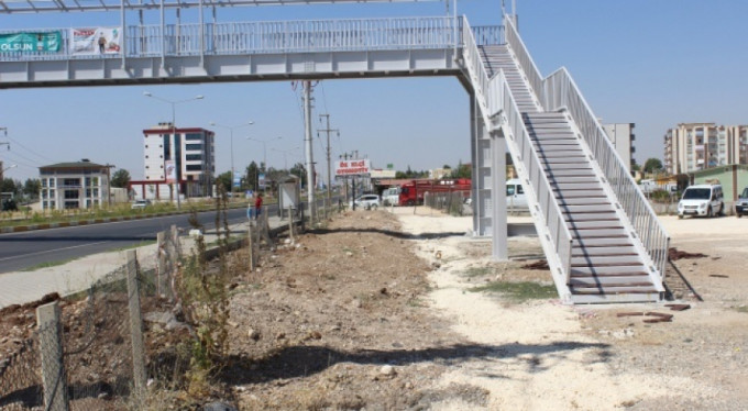 Bir üst geçit komedisi! Vatandaş şaşkın...