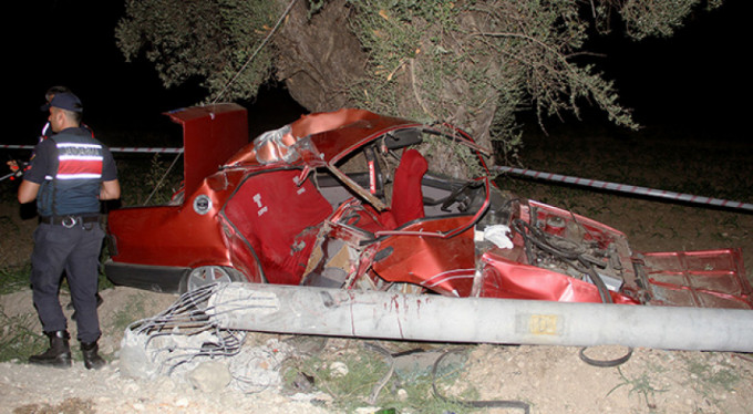 Araba hurdaya döndü! 2 ölü 2 yaralı
