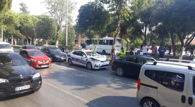 Polis ortada kaldı, 5 araba birbirine girdi