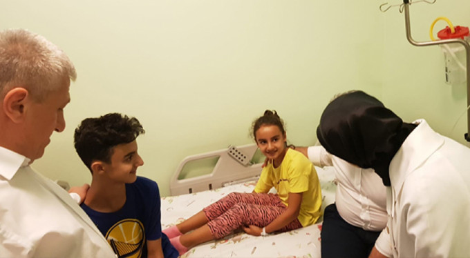 Yanan otobüsten abisiyle sağ kurtulmayı başardı