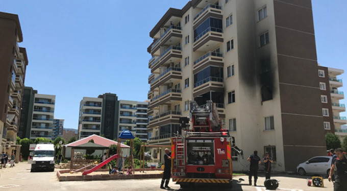 Ev yangınında faciadan dönüldü! 3'ü çocuk 5 kişi...