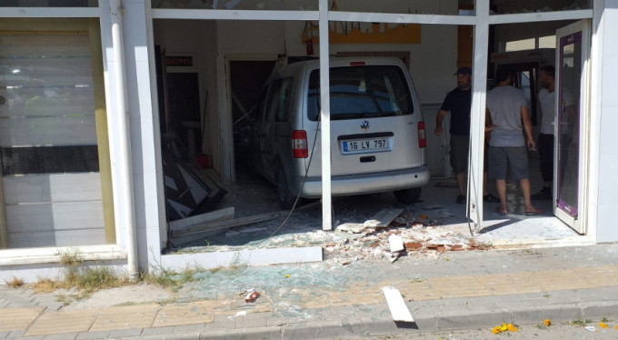 Bursa'da panik! İş yerine girdi...