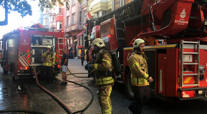 Ünlü caddede yangın paniği