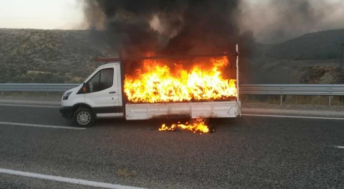 Ayakkabı yüklü kamyonet alev alev yandı!
