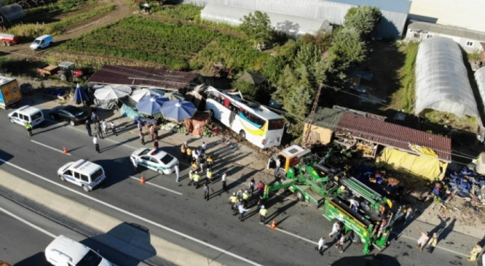 Kontrolden çıktı elektrik direğine çarptı!