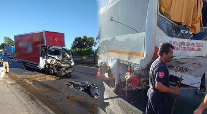 Midibüs ile kamyonet çarpıştı: 15 yaralı
